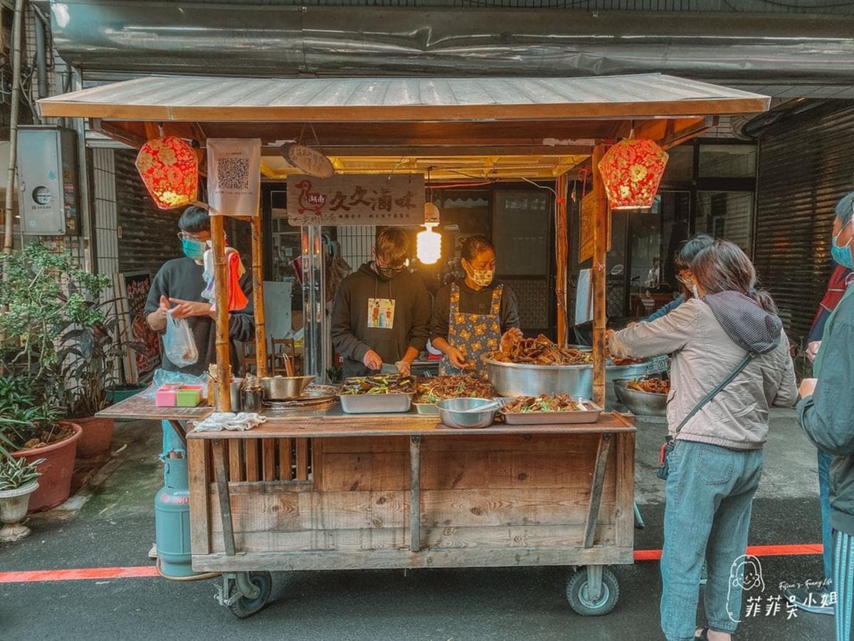 排隊人潮沒停過!假日限定老街「湖南滷味」開攤瘋搶,30種中藥材熬滷香到爆 排隊人潮沒停過!假日限定老街「湖南滷味」開攤瘋搶,30種中藥材熬滷香到爆
