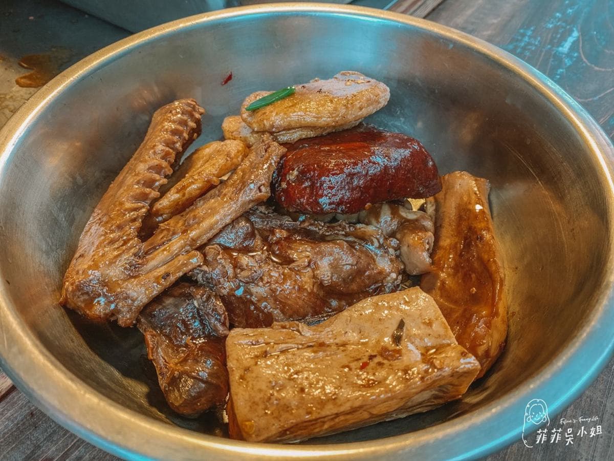 排隊人潮沒停過!假日限定老街「湖南滷味」開攤瘋搶,30種中藥材熬滷香到爆 排隊人潮沒停過!假日限定老街「湖南滷味」開攤瘋搶,30種中藥材熬滷香到爆