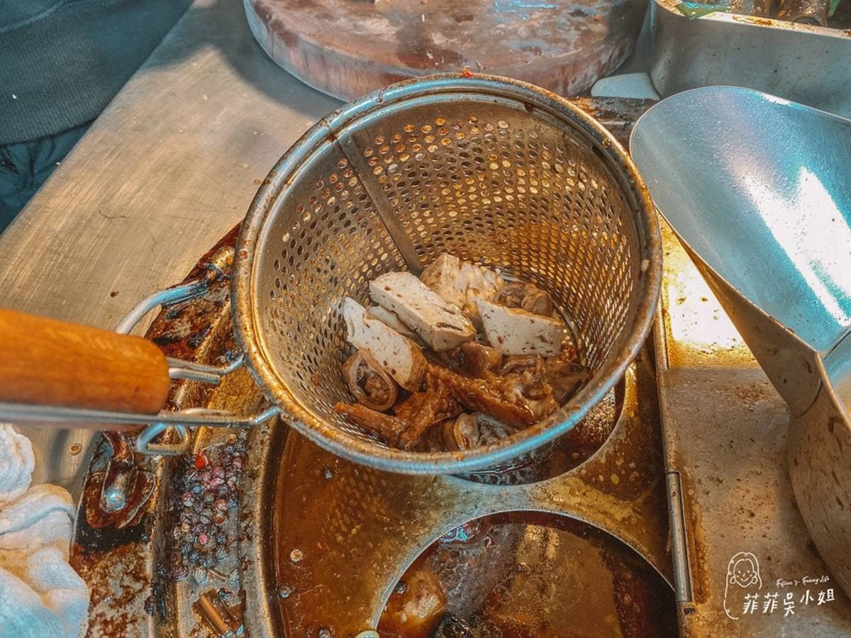 排隊人潮沒停過!假日限定老街「湖南滷味」開攤瘋搶,30種中藥材熬滷香到爆 排隊人潮沒停過!假日限定老街「湖南滷味」開攤瘋搶,30種中藥材熬滷香到爆