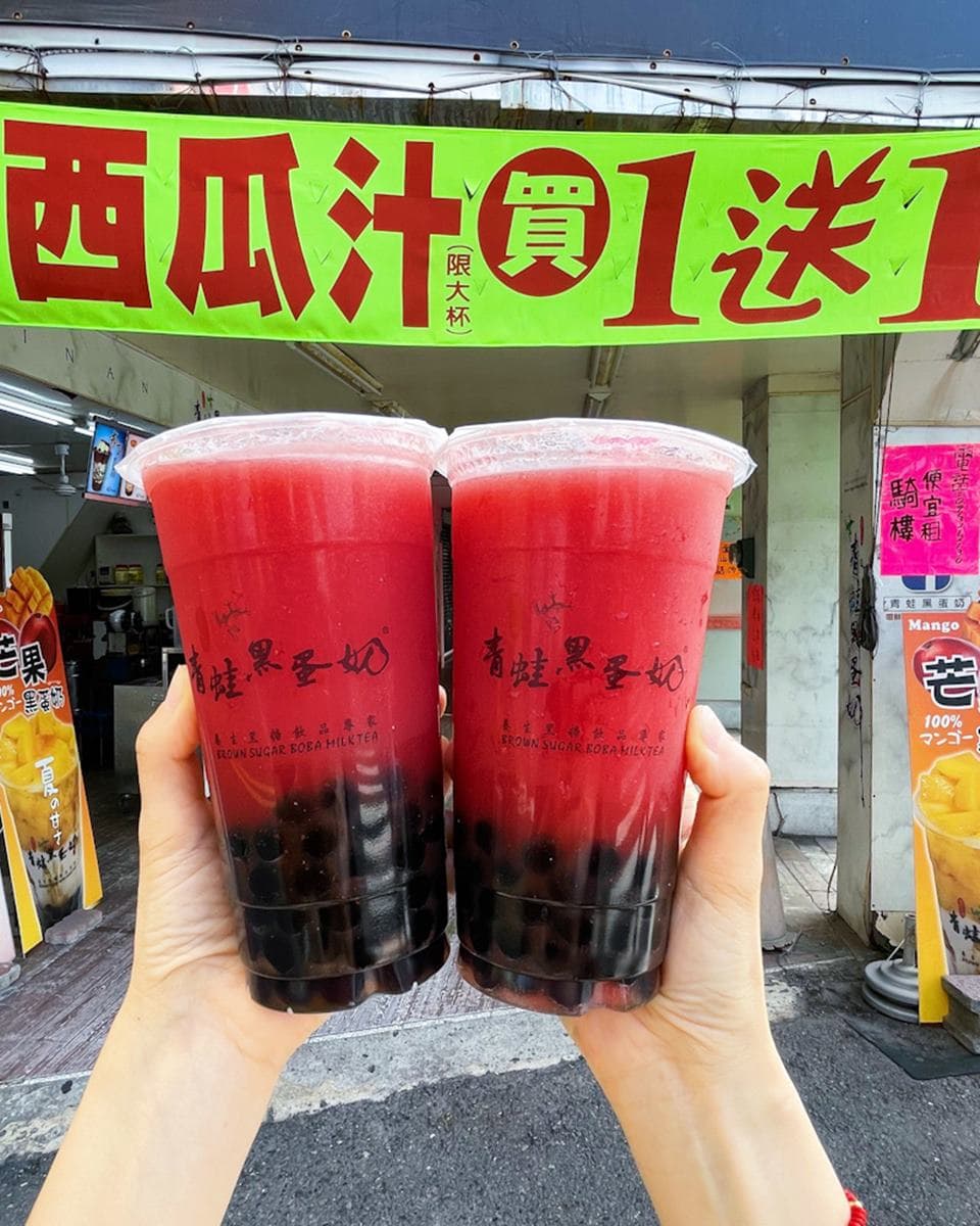 芒果控快衝!台南佛心手搖「芒果冰沙」買一送一,獨創芒果黑蛋奶錯過等明年 芒果控快衝!台南佛心手搖「芒果冰沙」買一送一,獨創芒果黑蛋奶錯過等明年