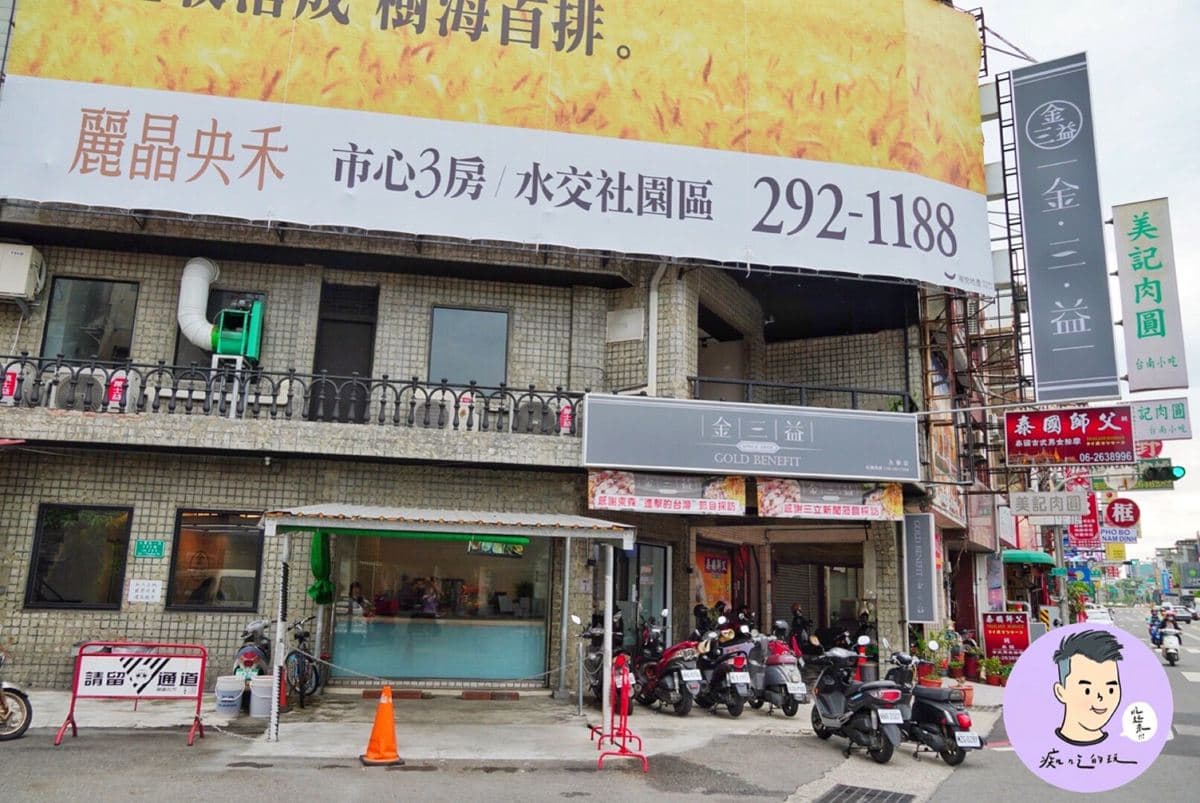 挑戰史上最浮誇!超狂「鍋燒意麵」擺滿10種海鮮,整隻花枝、爆膏紅蟳嗑到爽 挑戰史上最浮誇!超狂「鍋燒意麵」擺滿10種海鮮,整隻花枝、爆膏紅蟳嗑到爽