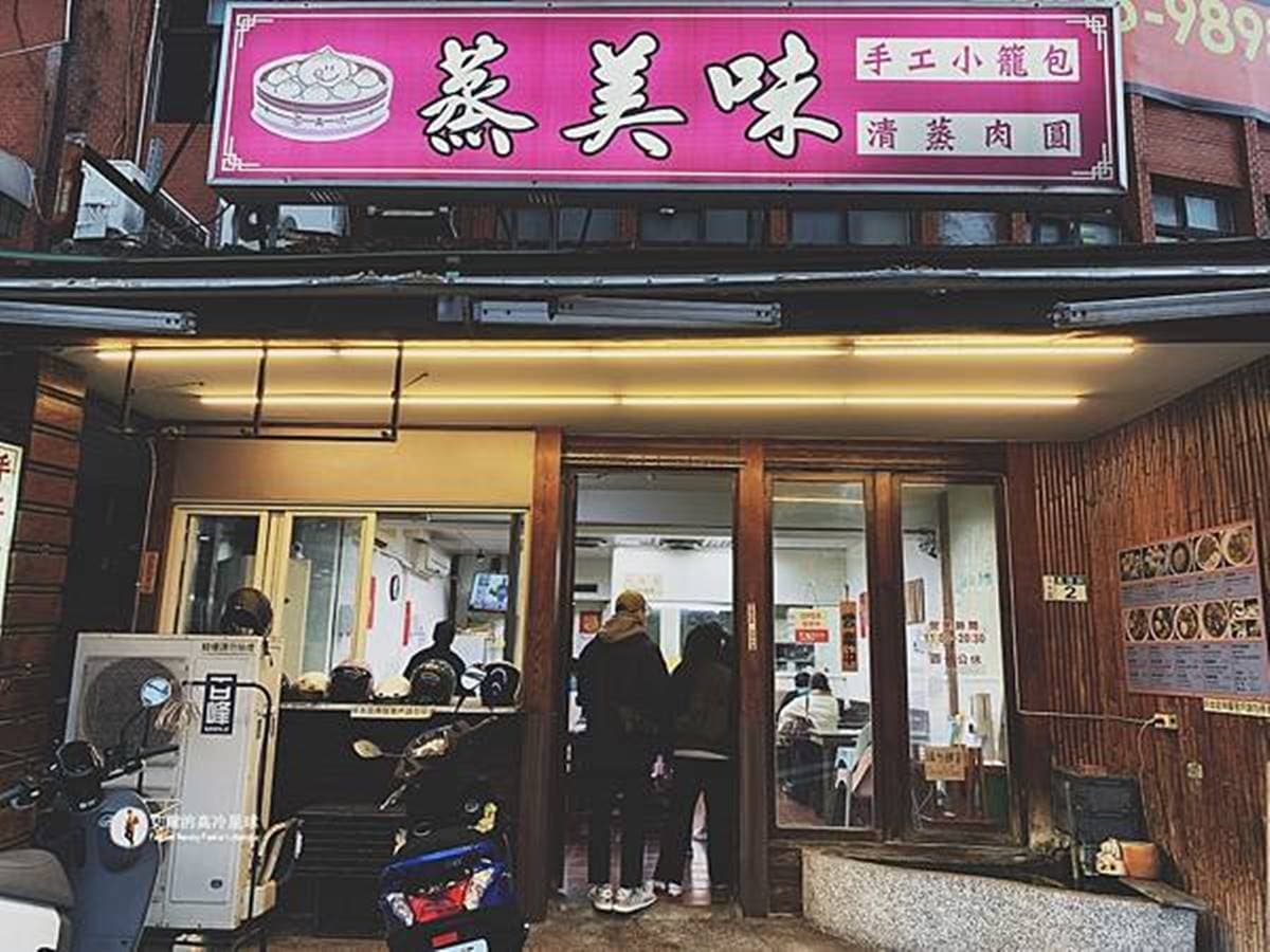 在地人激推!淡水「薄皮湯包」一口咬下會噴汁,柴魚菜頭湯一喝就開胃 在地人激推!淡水「薄皮湯包」一口咬下會噴汁,柴魚菜頭湯一喝就開胃