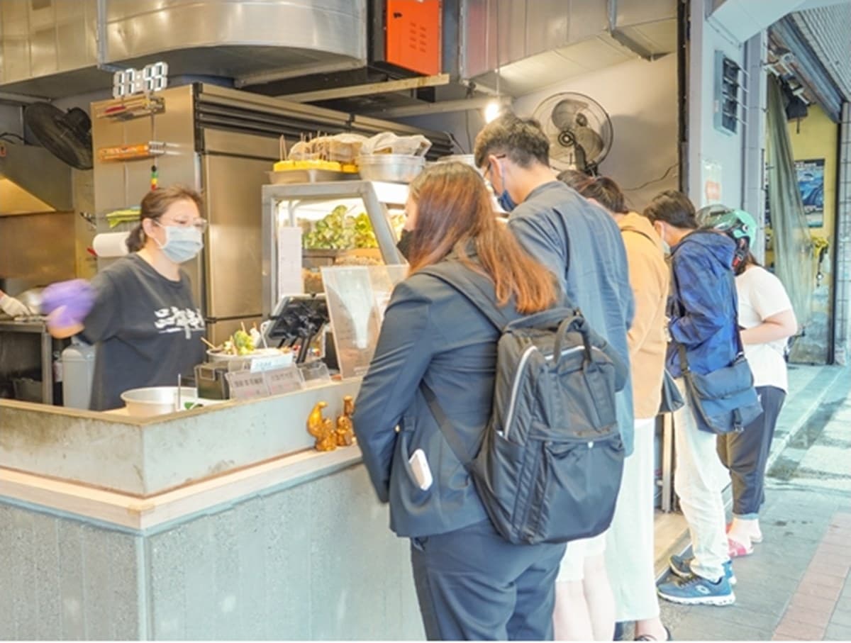 夾太少保證後悔!新莊超人氣串燒開店就排爆,「靈魂雙粉」加好加滿才內行 夾太少保證後悔!新莊超人氣串燒開店就排爆,「靈魂雙粉」加好加滿才內行
