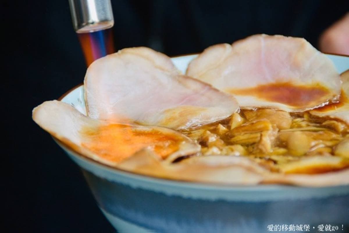 內湖第一紅麵線!百年麵線超狂「台式拉麵」在地人排爆,鋪滿祕製叉燒太銷魂 內湖第一紅麵線!百年麵線超狂「台式拉麵」在地人排爆,鋪滿祕製叉燒太銷魂