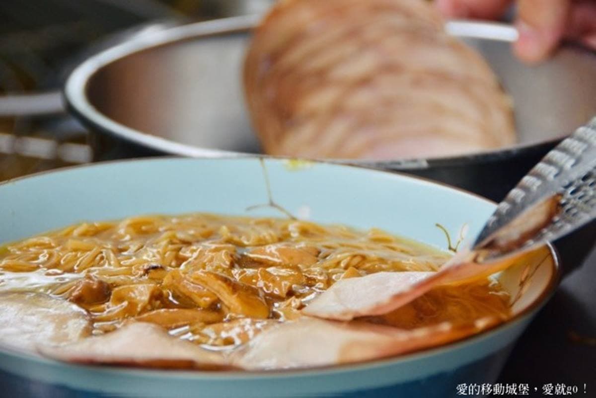 內湖第一紅麵線!百年麵線超狂「台式拉麵」在地人排爆,鋪滿祕製叉燒太銷魂 內湖第一紅麵線!百年麵線超狂「台式拉麵」在地人排爆,鋪滿祕製叉燒太銷魂