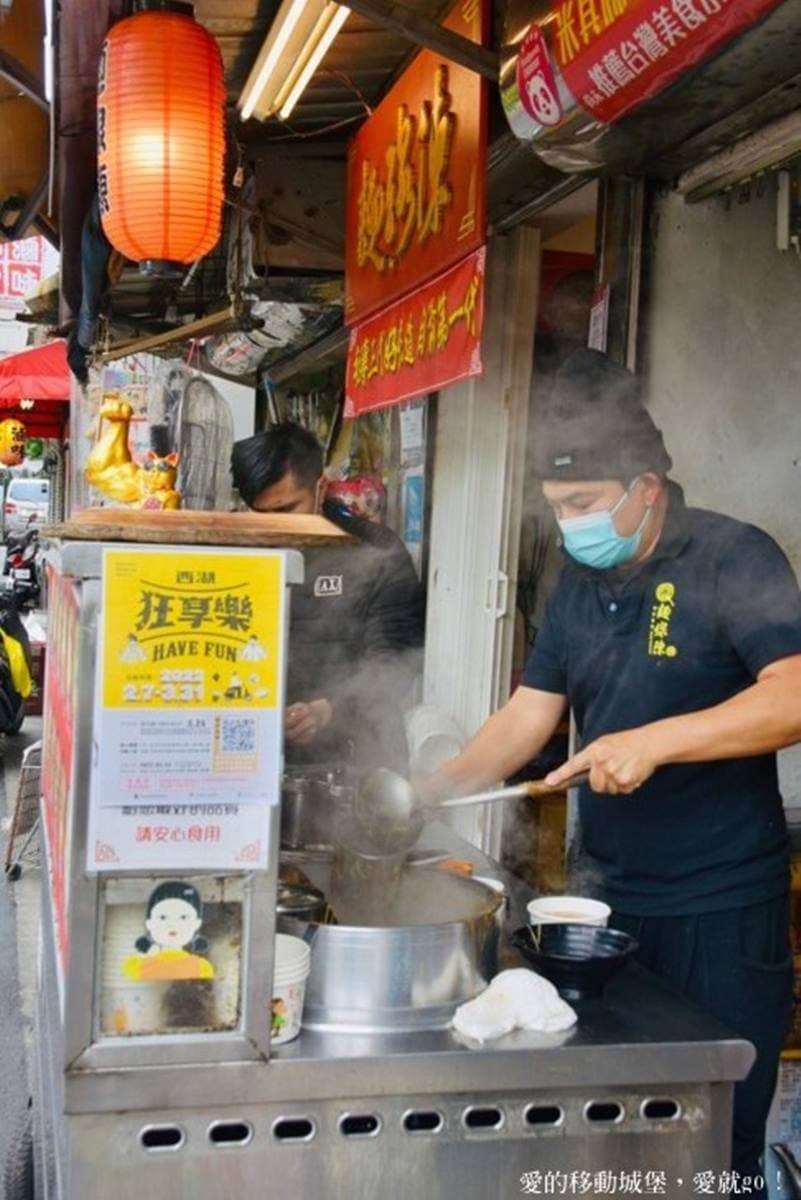 內湖第一紅麵線!百年麵線超狂「台式拉麵」在地人排爆,鋪滿祕製叉燒太銷魂 內湖第一紅麵線!百年麵線超狂「台式拉麵」在地人排爆,鋪滿祕製叉燒太銷魂