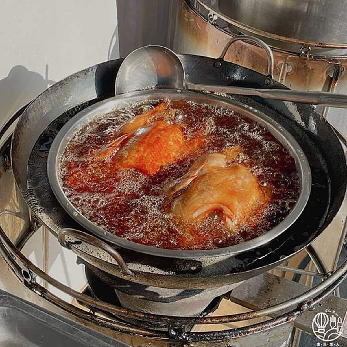 5星飯店主廚脆皮雞藏在這!金黃雞皮+爆汁肉質一吃上癮,必搭自製中藥椒鹽 5星飯店主廚脆皮雞藏在這!金黃雞皮+爆汁肉質一吃上癮,必搭自製中藥椒鹽