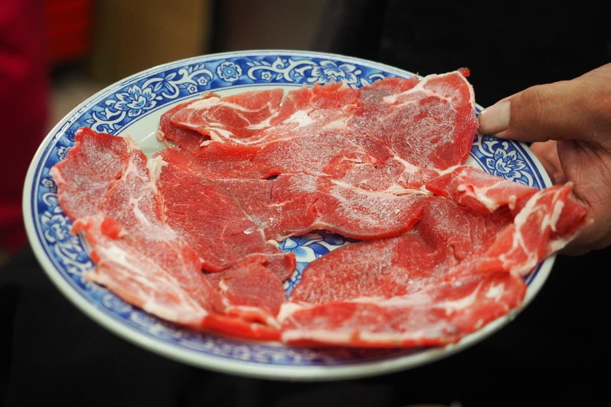 網評「土城第一」羊肉炒麵!內用免費續湯揪甘心,百元爽啃羊大骨超過癮 網評「土城第一」羊肉炒麵!內用免費續湯揪甘心,百元爽啃羊大骨超過癮