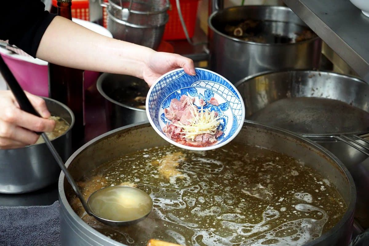 網評「土城第一」羊肉炒麵!內用免費續湯揪甘心,百元爽啃羊大骨超過癮 網評「土城第一」羊肉炒麵!內用免費續湯揪甘心,百元爽啃羊大骨超過癮