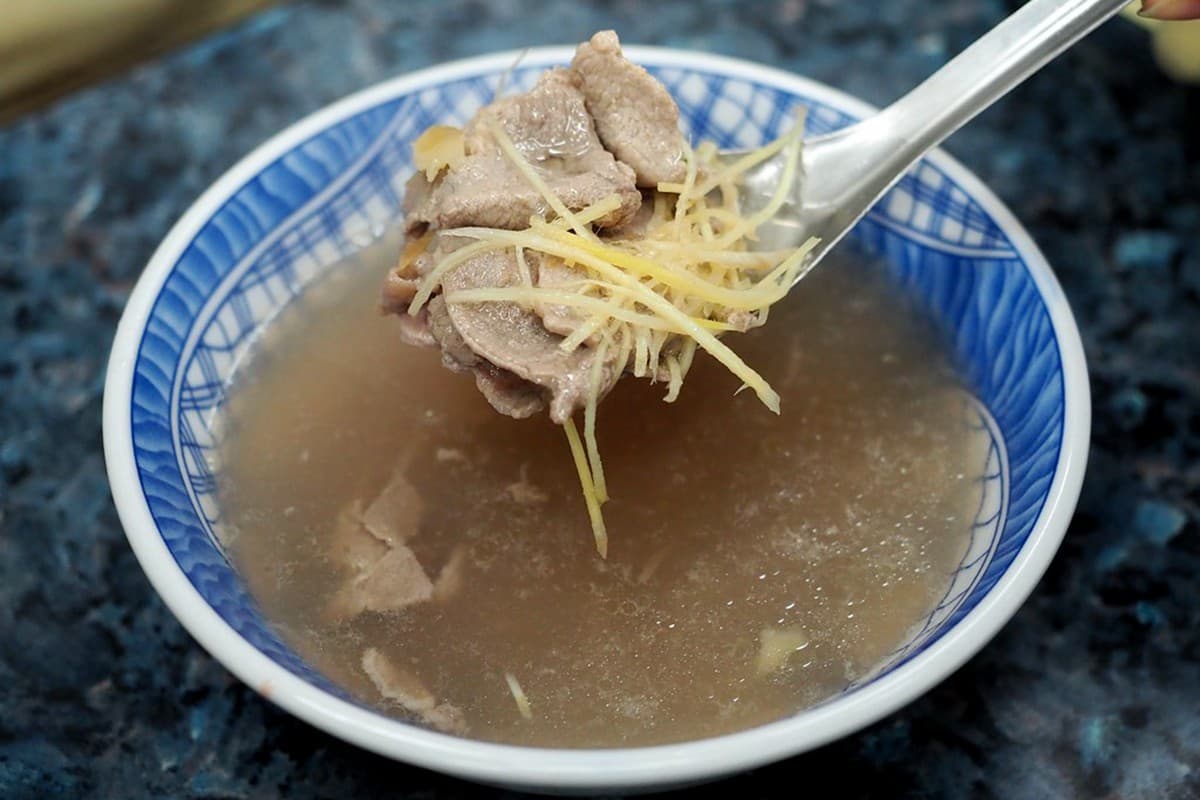 網評「土城第一」羊肉炒麵!內用免費續湯揪甘心,百元爽啃羊大骨超過癮 網評「土城第一」羊肉炒麵!內用免費續湯揪甘心,百元爽啃羊大骨超過癮