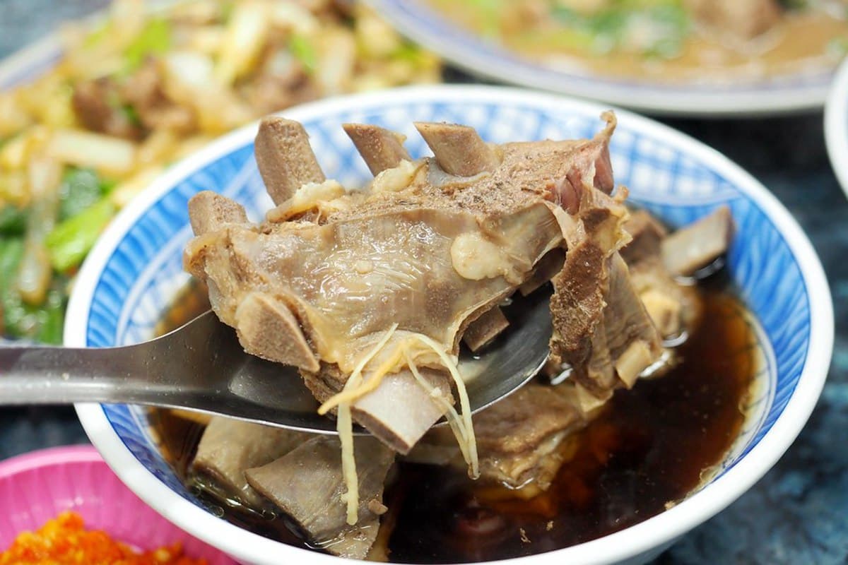 網評「土城第一」羊肉炒麵!內用免費續湯揪甘心,百元爽啃羊大骨超過癮 網評「土城第一」羊肉炒麵!內用免費續湯揪甘心,百元爽啃羊大骨超過癮