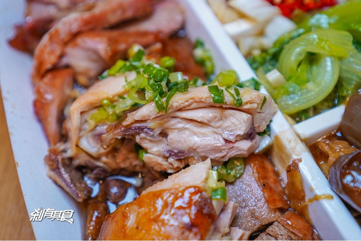 便當盒一半都是肉!網推「爆量三寶飯」CP值破表,塞滿油雞、烤鴨太澎派 便當盒一半都是肉!網推「爆量三寶飯」CP值破表,塞滿油雞、烤鴨太澎派