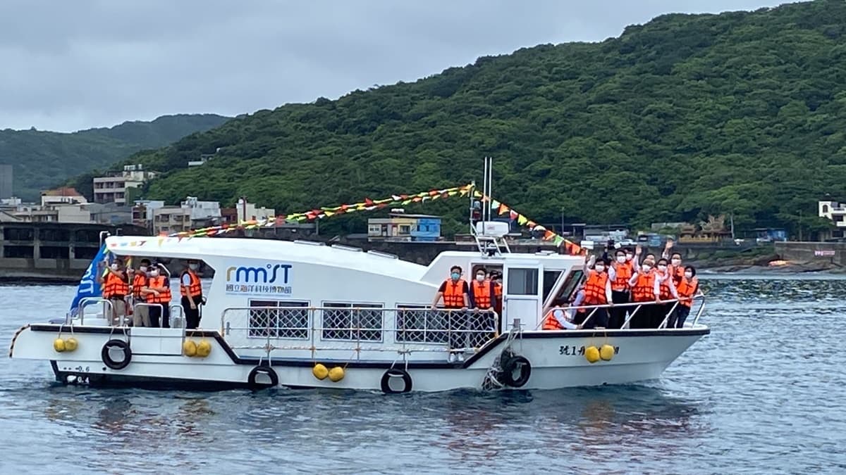 北部航線新玩法!體驗海上「玻璃觀景窗」賞魚群,航次、票價一次看 北部航線新玩法!體驗海上「玻璃觀景窗」賞魚群,航次、票價一次看