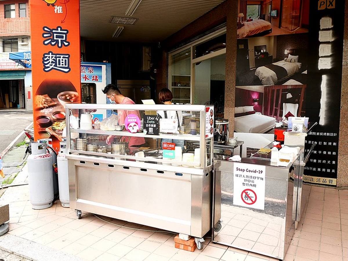 全台獨創「燒肉羹」!酥脆燒肉+鮮甜羹麵超唰嘴,涼麵淋滿蒜香麻醬一吃上癮 全台獨創「燒肉羹」!酥脆燒肉+鮮甜羹麵超唰嘴,涼麵淋滿蒜香麻醬一吃上癮