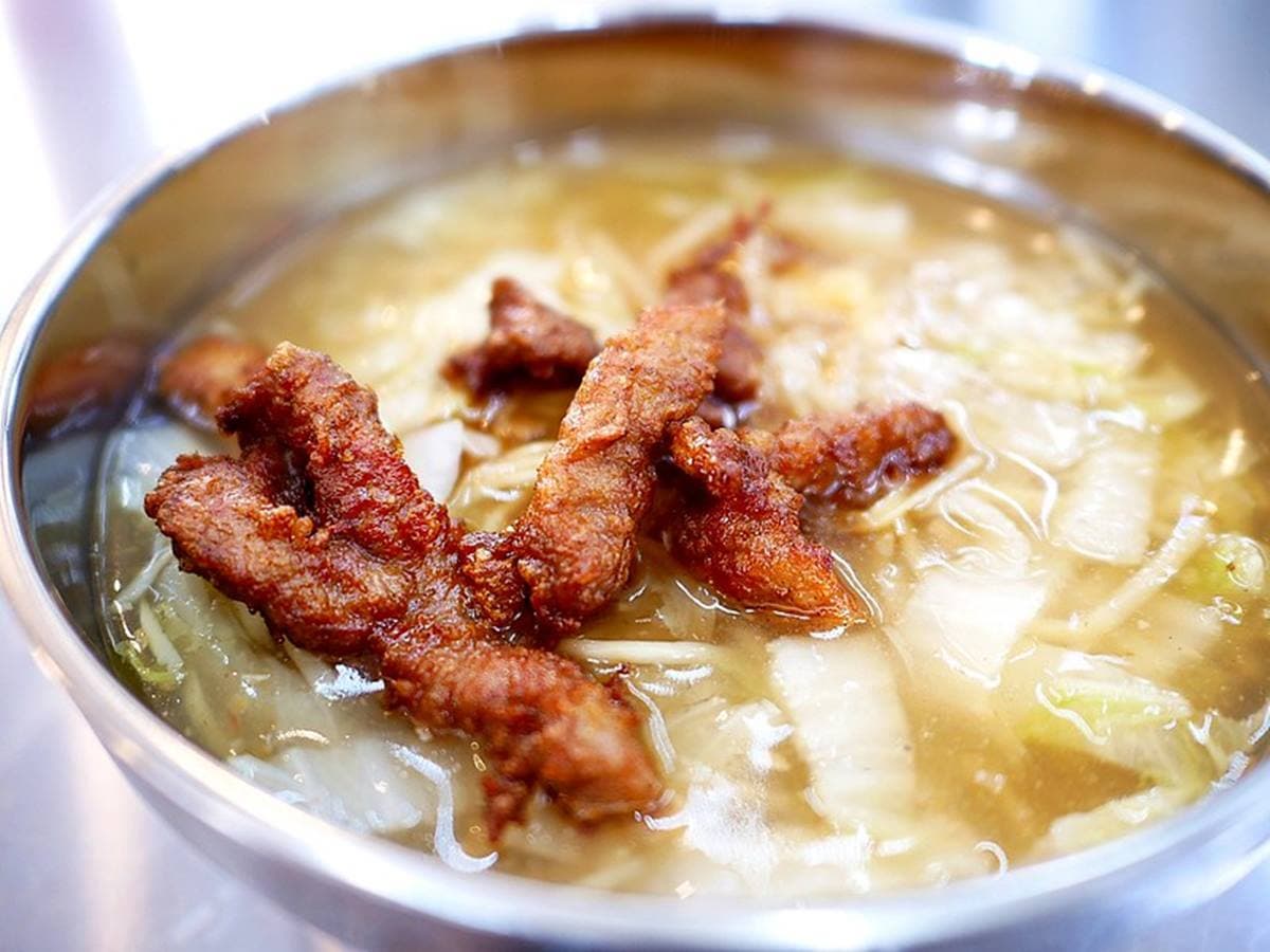 全台獨創「燒肉羹」!酥脆燒肉+鮮甜羹麵超唰嘴,涼麵淋滿蒜香麻醬一吃上癮 全台獨創「燒肉羹」!酥脆燒肉+鮮甜羹麵超唰嘴,涼麵淋滿蒜香麻醬一吃上癮