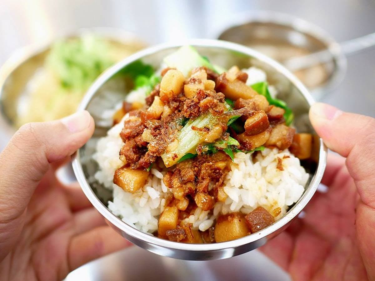 全台獨創「燒肉羹」!酥脆燒肉+鮮甜羹麵超唰嘴,涼麵淋滿蒜香麻醬一吃上癮 全台獨創「燒肉羹」!酥脆燒肉+鮮甜羹麵超唰嘴,涼麵淋滿蒜香麻醬一吃上癮