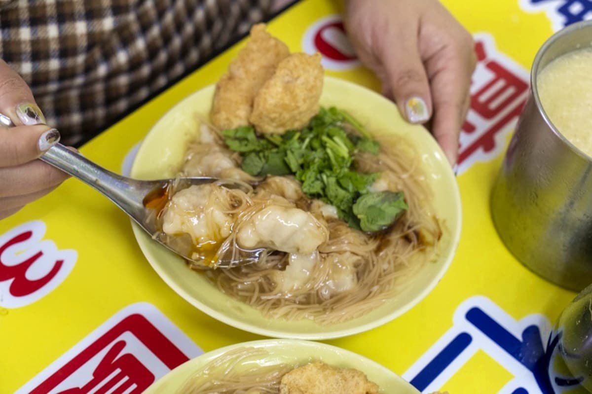 在地人早餐首選!基隆「滿料麵線羹」網評4.2分,獨創「魚羹大腸」Q彈有嚼勁 在地人早餐首選!基隆「滿料麵線羹」網評4.2分,獨創「魚羹大腸」Q彈有嚼勁