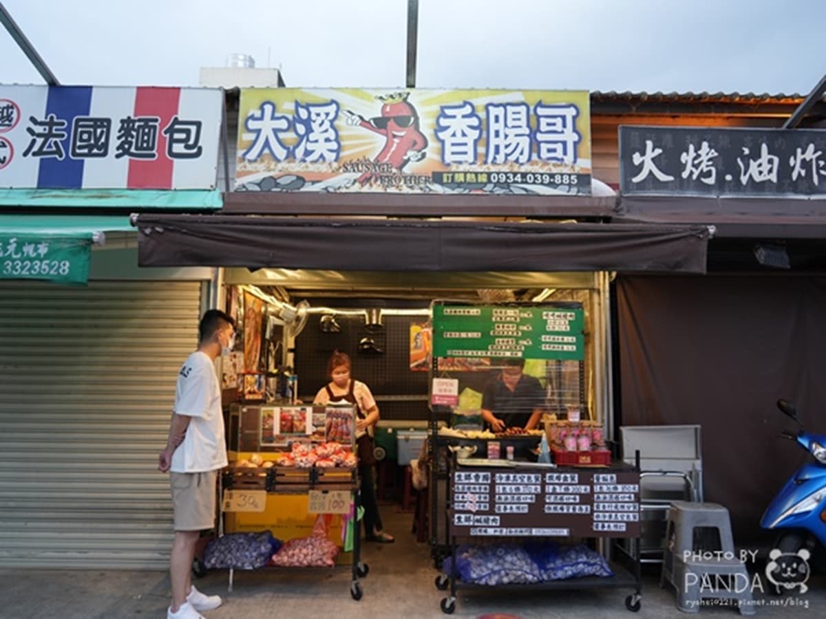 在地人最愛「台式大亨堡」?創意香腸攤飄香20年,炭烤銀絲卷+香腸一吃上癮 在地人最愛「台式大亨堡」?創意香腸攤飄香20年,炭烤銀絲卷+香腸一吃上癮