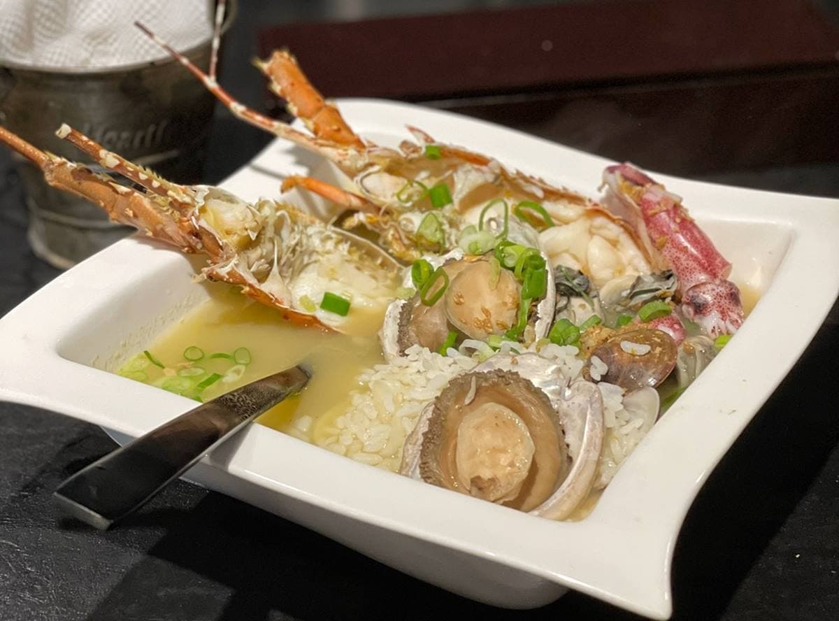 五星級主廚現場料理!「隱藏版海鮮粥」吃得到龍蝦、鮑魚,鮮蚵烘蛋厚實鬆軟 五星級主廚現場料理!「隱藏版海鮮粥」吃得到龍蝦、鮑魚,鮮蚵烘蛋厚實鬆軟