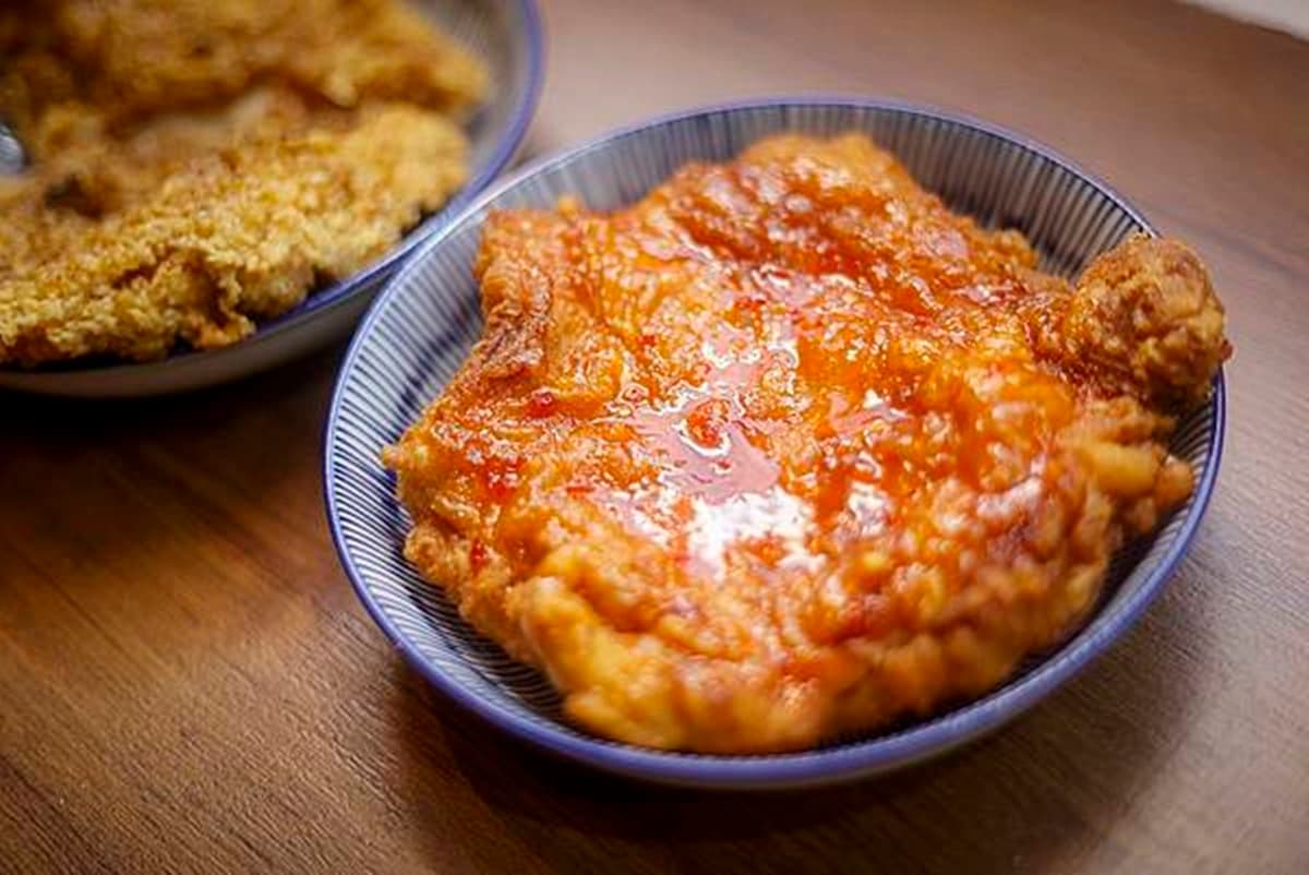 雞排控快衝!台中「炙燒雞排」比千元鈔票還大,泰式雞腿排也必點 雞排控快衝!台中「炙燒雞排」比千元鈔票還大,泰式雞腿排也必點