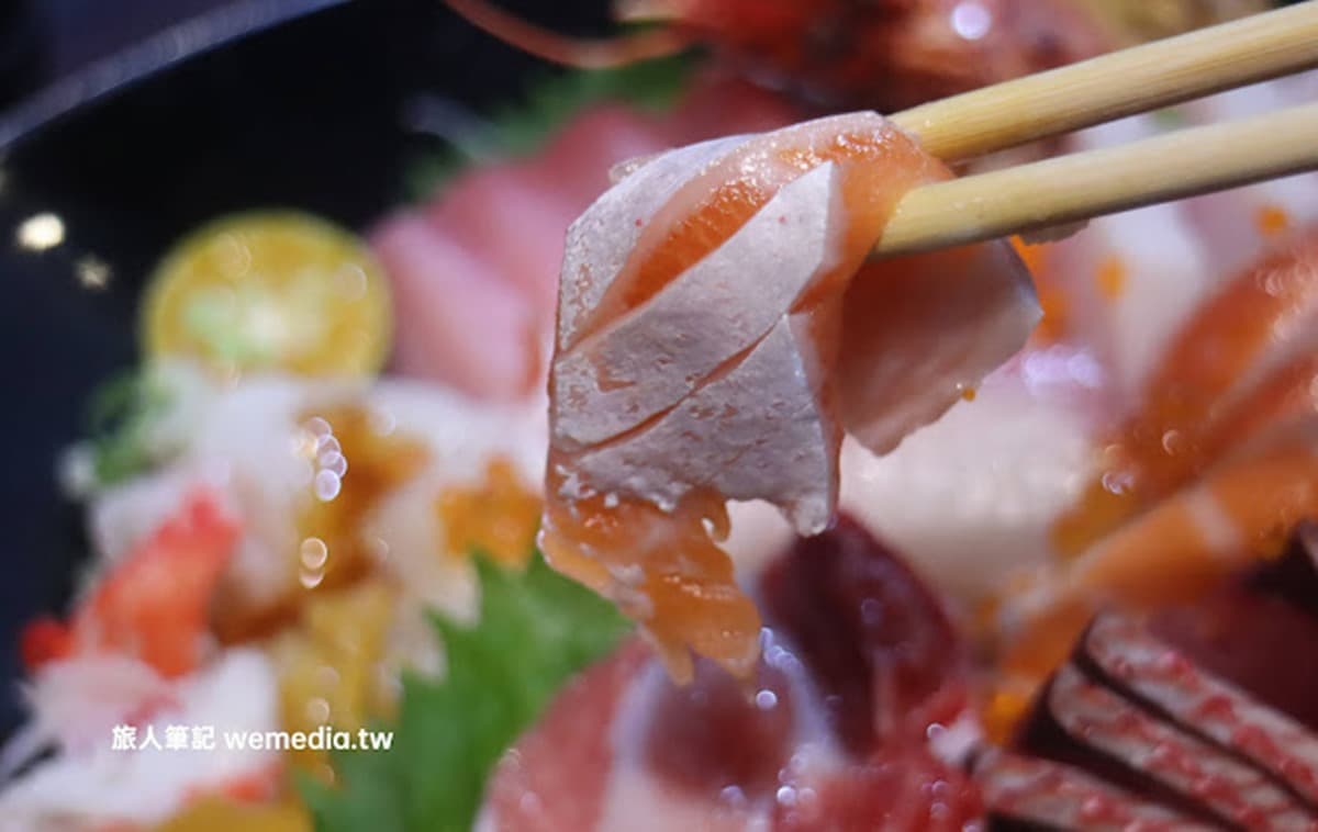 鋪滿20種生魚片!「浮誇海鮮丼」分量多到看不見飯,還有魚骨味噌湯喝到飽 鋪滿20種生魚片!「浮誇海鮮丼」分量多到看不見飯,還有魚骨味噌湯喝到飽