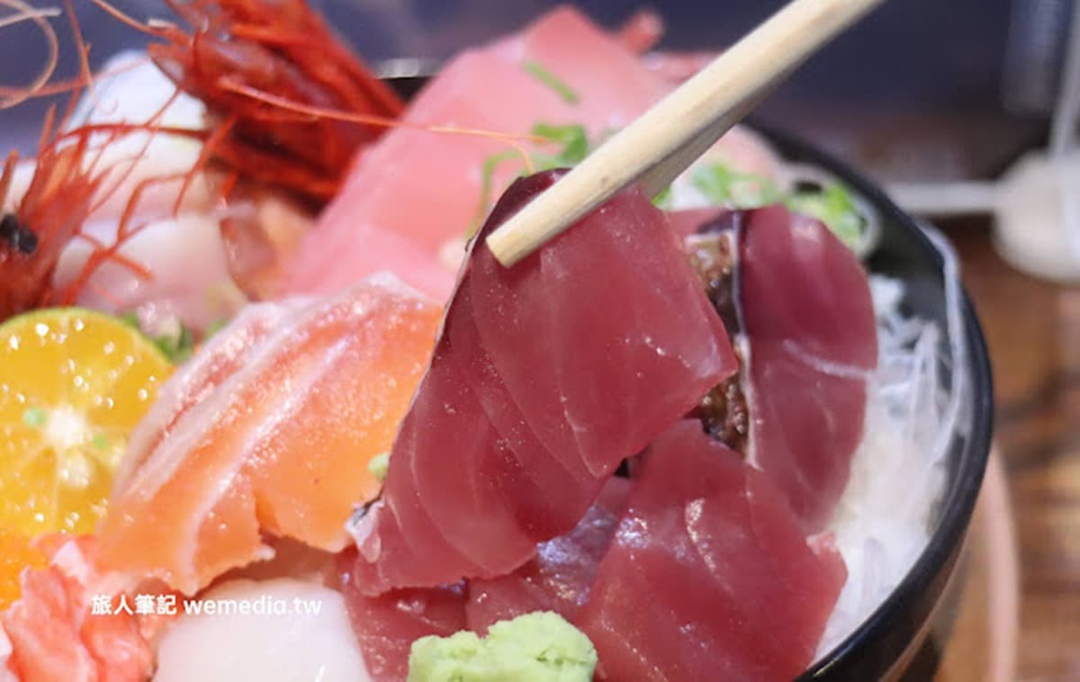 鋪滿20種生魚片!「浮誇海鮮丼」分量多到看不見飯,還有魚骨味噌湯喝到飽 鋪滿20種生魚片!「浮誇海鮮丼」分量多到看不見飯,還有魚骨味噌湯喝到飽