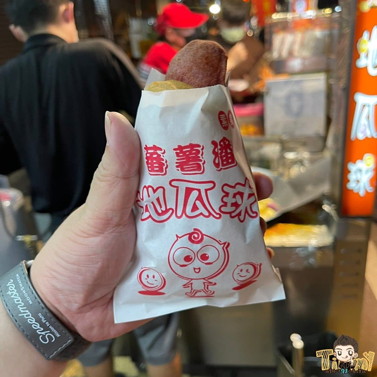 一開攤就排隊!新竹「巨無霸地瓜球」有50元硬幣2倍大,1包7顆只要30元 一開攤就排隊!新竹「巨無霸地瓜球」有50元硬幣2倍大,1包7顆只要30元