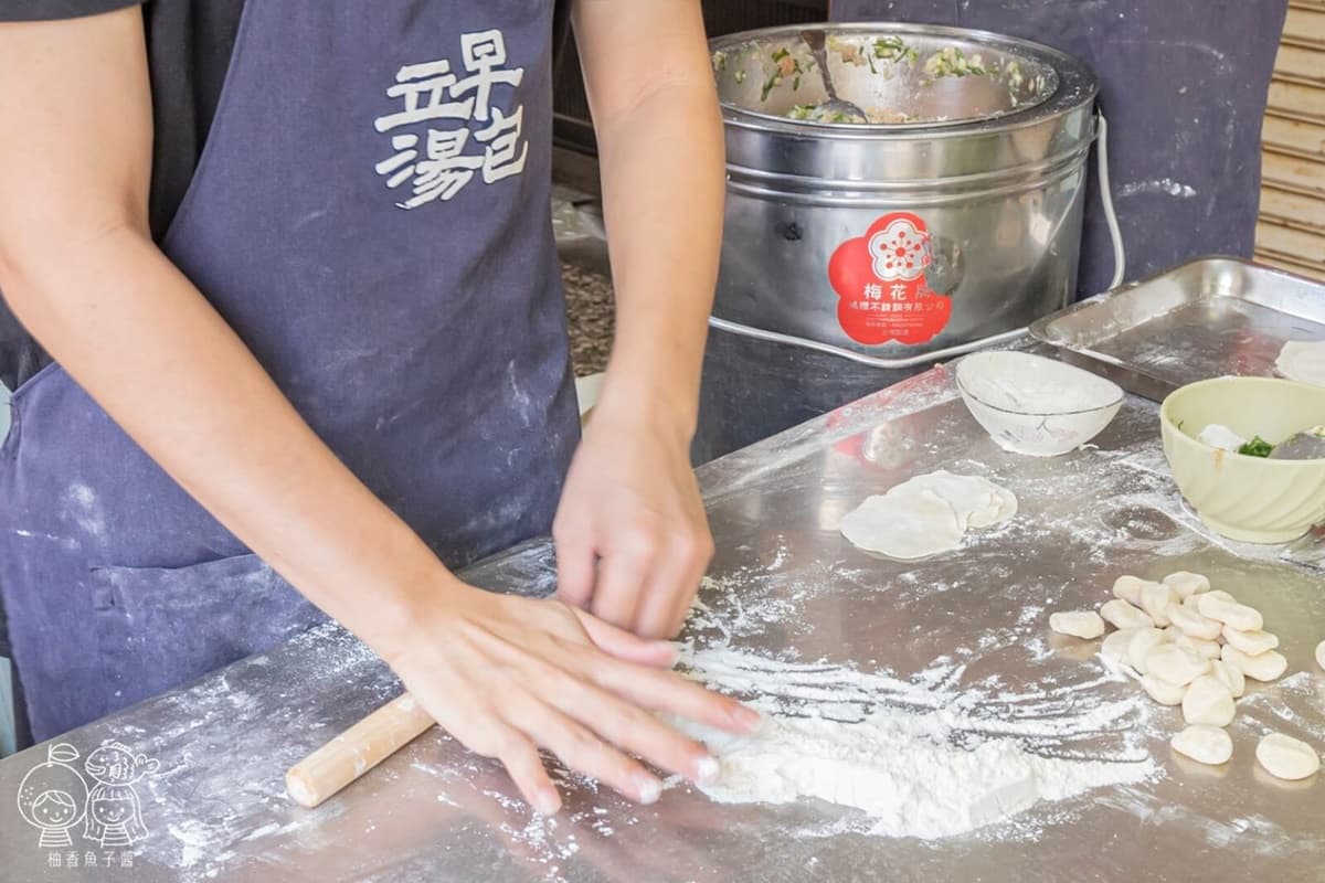 在地人口袋名單!現擀現包「噴汁系湯包」青蔥香氣十足,必加辣油唰嘴又開胃 在地人口袋名單!現擀現包「噴汁系湯包」青蔥香氣十足,必加辣油唰嘴又開胃