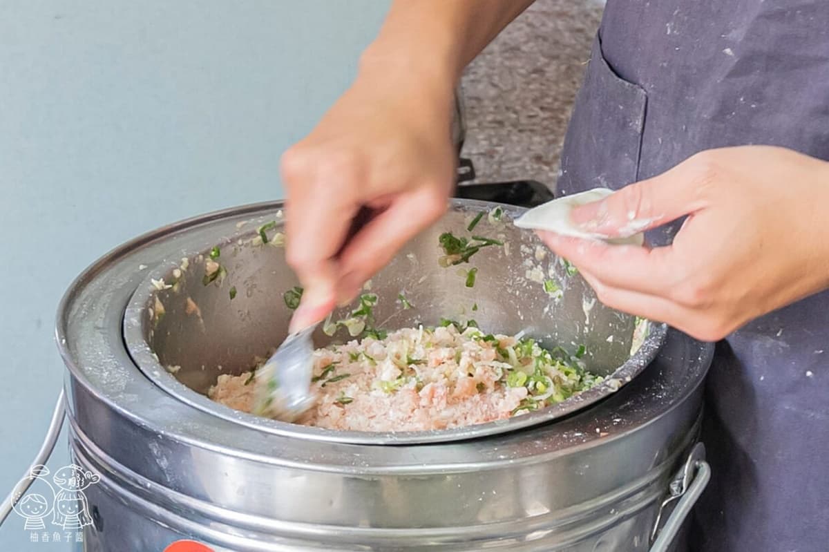 在地人口袋名單!現擀現包「噴汁系湯包」青蔥香氣十足,必加辣油唰嘴又開胃 在地人口袋名單!現擀現包「噴汁系湯包」青蔥香氣十足,必加辣油唰嘴又開胃