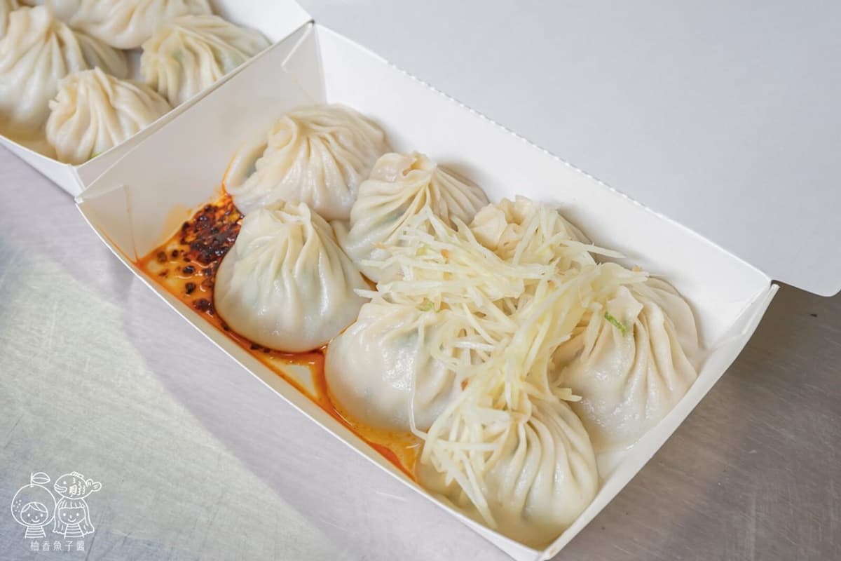 在地人口袋名單!現擀現包「噴汁系湯包」青蔥香氣十足,必加辣油唰嘴又開胃 在地人口袋名單!現擀現包「噴汁系湯包」青蔥香氣十足,必加辣油唰嘴又開胃