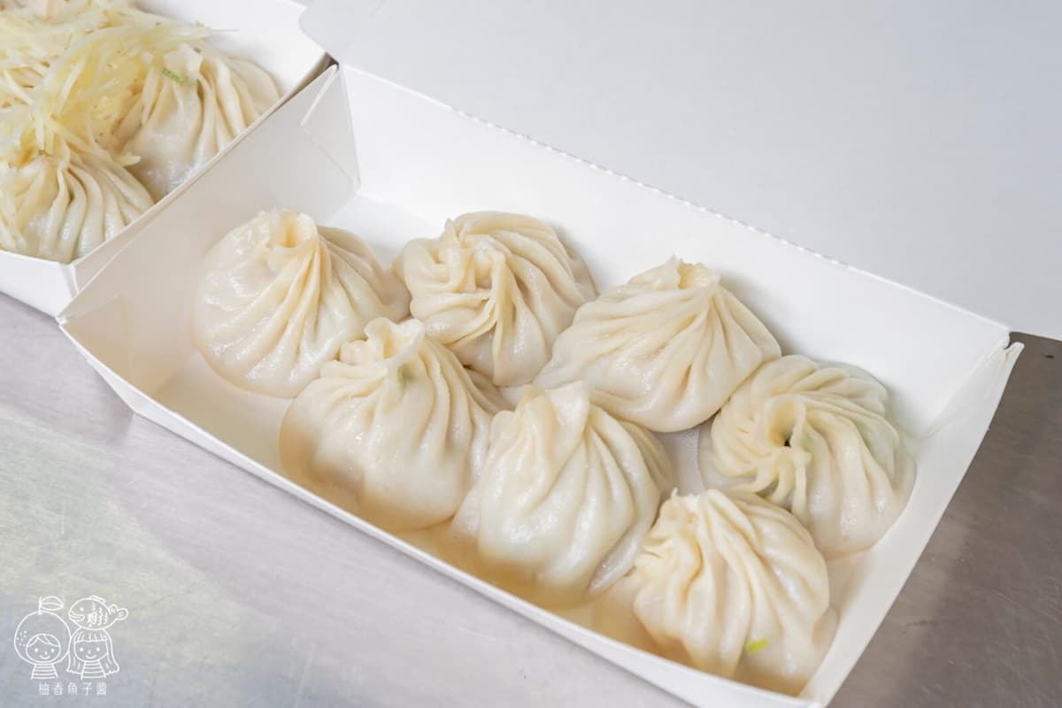在地人口袋名單!現擀現包「噴汁系湯包」青蔥香氣十足,必加辣油唰嘴又開胃 在地人口袋名單!現擀現包「噴汁系湯包」青蔥香氣十足,必加辣油唰嘴又開胃