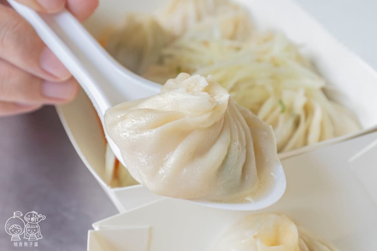 在地人口袋名單!現擀現包「噴汁系湯包」青蔥香氣十足,必加辣油唰嘴又開胃 在地人口袋名單!現擀現包「噴汁系湯包」青蔥香氣十足,必加辣油唰嘴又開胃
