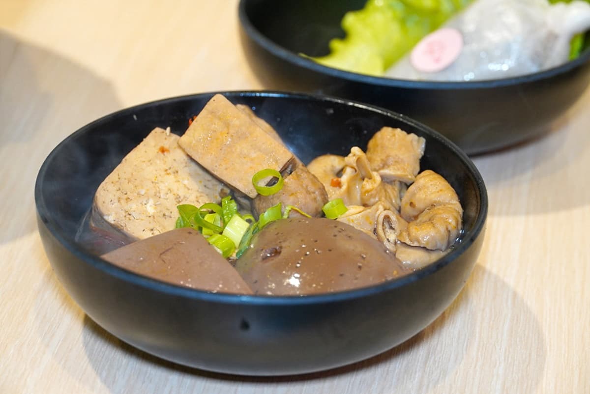 單人也能爽吃鍋!「剝皮辣椒鍋」用10多種辣椒熬製,功夫滷三拼微辣唰嘴 單人也能爽吃鍋!「剝皮辣椒鍋」用10多種辣椒熬製,功夫滷三拼微辣唰嘴