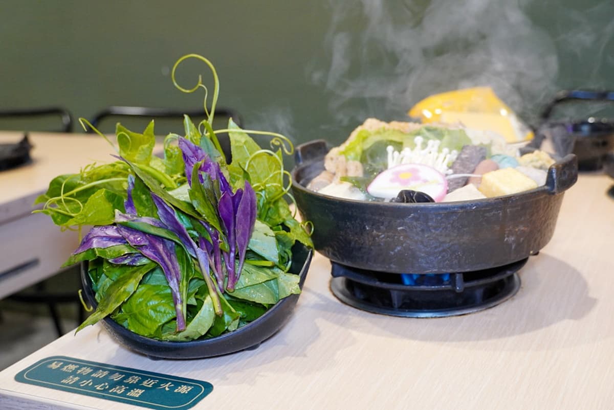 單人也能爽吃鍋!「剝皮辣椒鍋」用10多種辣椒熬製,功夫滷三拼微辣唰嘴 單人也能爽吃鍋!「剝皮辣椒鍋」用10多種辣椒熬製,功夫滷三拼微辣唰嘴
