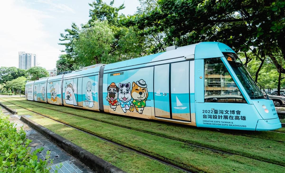6大超萌貼圖集合!高雄首創「聊療號」輕軌列車啟航,追車2步驟鐵粉快收 6大超萌貼圖集合!高雄首創「聊療號」輕軌列車啟航,追車2步驟鐵粉快收