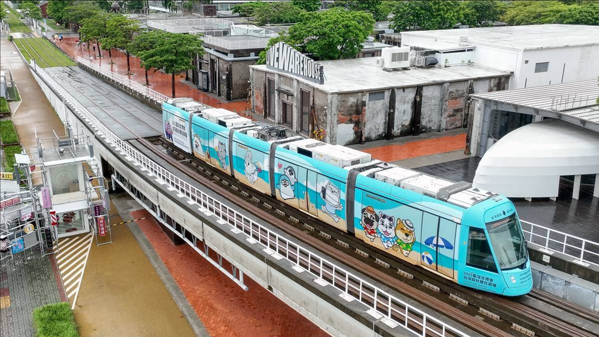 6大超萌貼圖集合!高雄首創「聊療號」輕軌列車啟航,追車2步驟鐵粉快收 6大超萌貼圖集合!高雄首創「聊療號」輕軌列車啟航,追車2步驟鐵粉快收