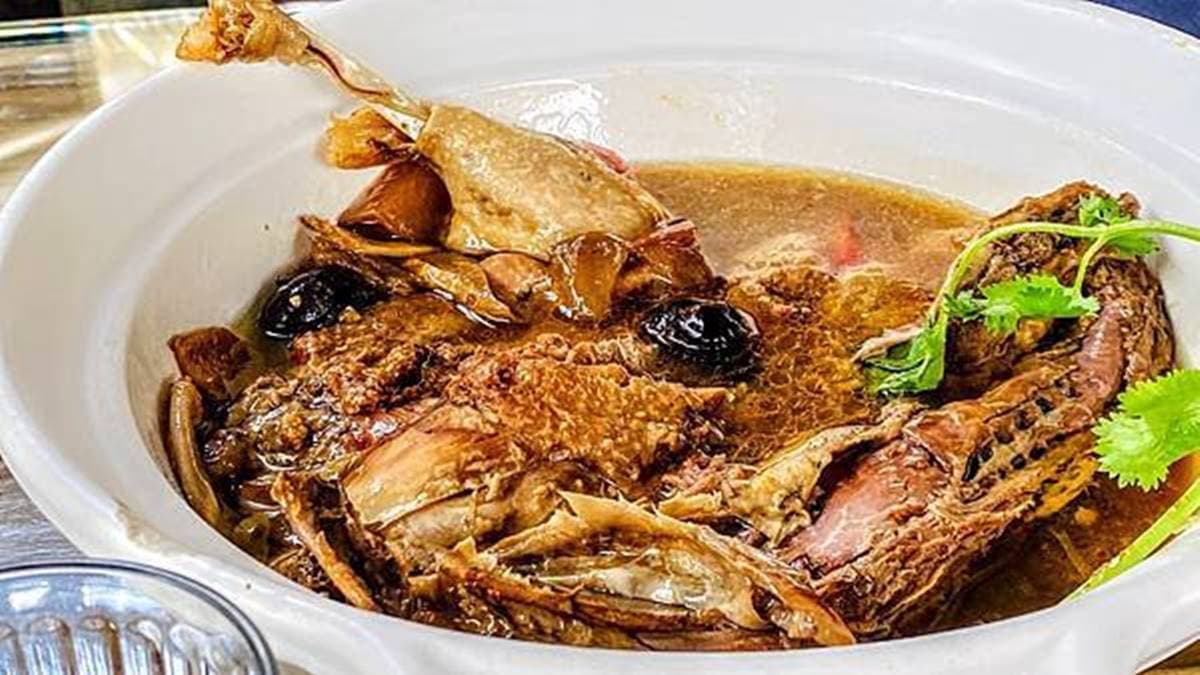 大片葉子當菜單!歐式古堡裡嘗客家料理,「祖傳炐鴨」燉煮12小時超入味 大片葉子當菜單!歐式古堡裡嘗客家料理,「祖傳炐鴨」燉煮12小時超入味