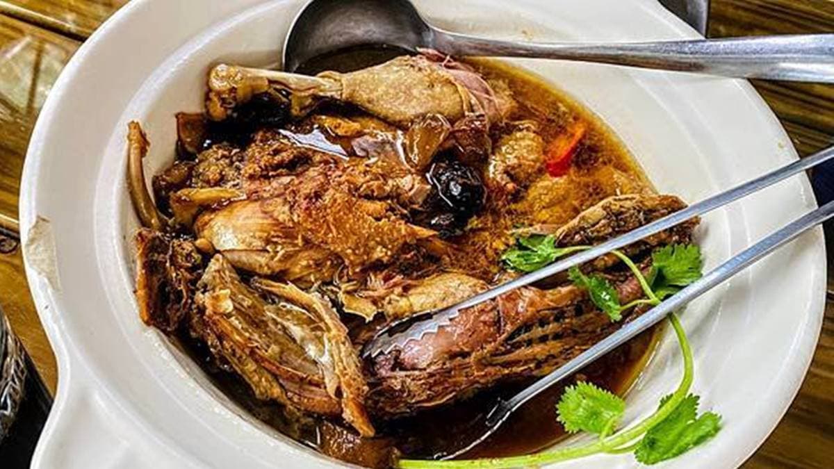 大片葉子當菜單!歐式古堡裡嘗客家料理,「祖傳炐鴨」燉煮12小時超入味 大片葉子當菜單!歐式古堡裡嘗客家料理,「祖傳炐鴨」燉煮12小時超入味