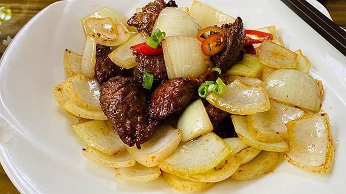 大片葉子當菜單!歐式古堡裡嘗客家料理,「祖傳炐鴨」燉煮12小時超入味 大片葉子當菜單!歐式古堡裡嘗客家料理,「祖傳炐鴨」燉煮12小時超入味