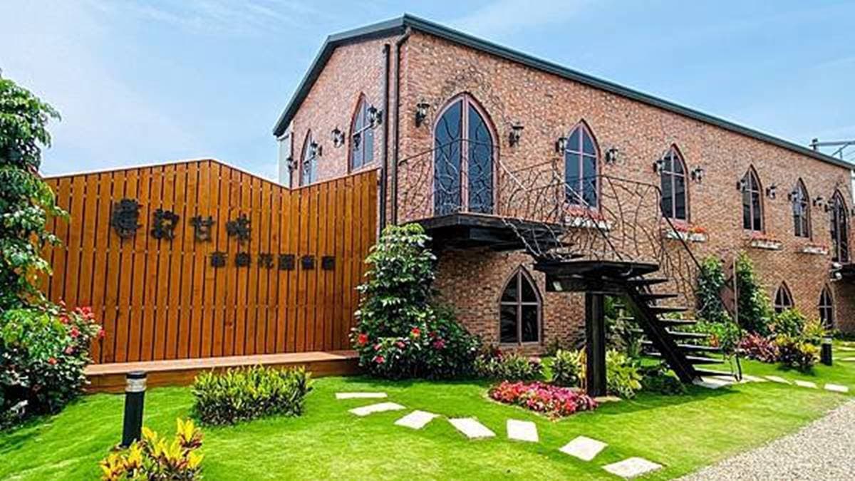 大片葉子當菜單!歐式古堡裡嘗客家料理,「祖傳炐鴨」燉煮12小時超入味 大片葉子當菜單!歐式古堡裡嘗客家料理,「祖傳炐鴨」燉煮12小時超入味