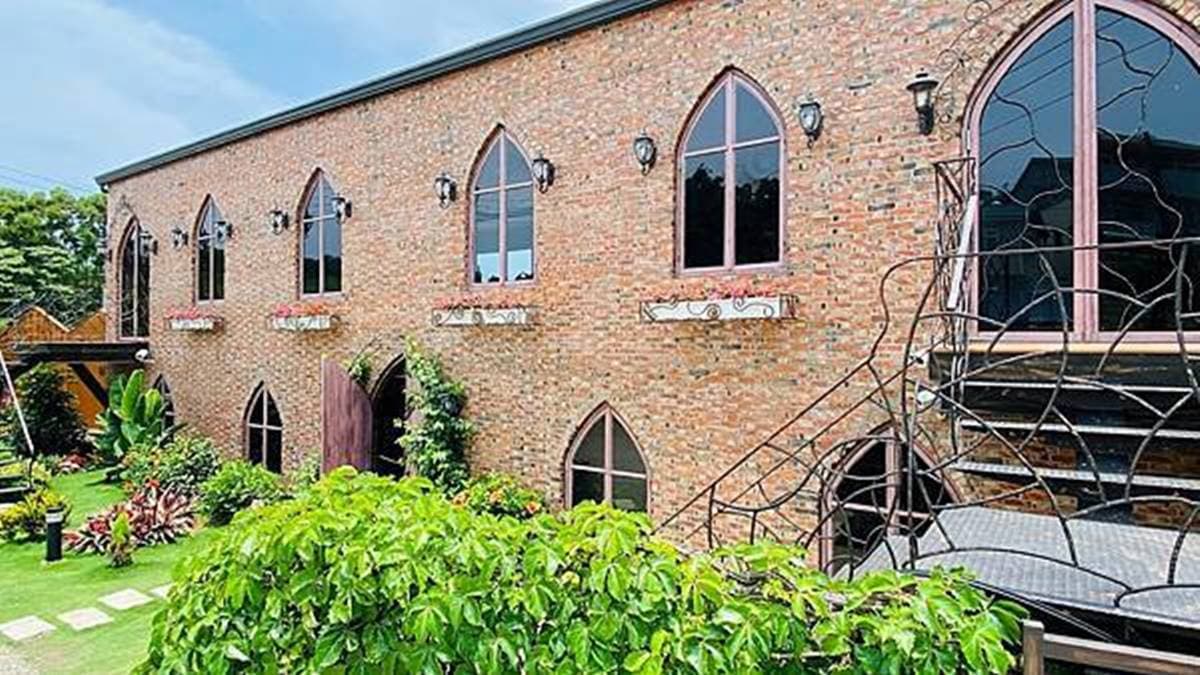 大片葉子當菜單!歐式古堡裡嘗客家料理,「祖傳炐鴨」燉煮12小時超入味 大片葉子當菜單!歐式古堡裡嘗客家料理,「祖傳炐鴨」燉煮12小時超入味