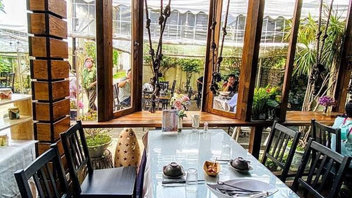 大片葉子當菜單!歐式古堡裡嘗客家料理,「祖傳炐鴨」燉煮12小時超入味 大片葉子當菜單!歐式古堡裡嘗客家料理,「祖傳炐鴨」燉煮12小時超入味