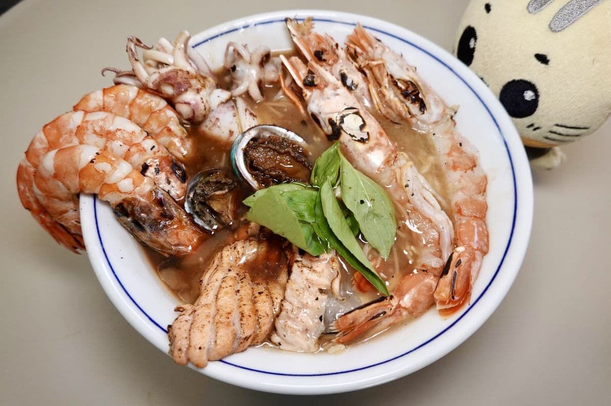 跟老闆混熟才吃得到!隱藏版「痛風麵線」鋪滿海鮮,怒嗑炙燒整隻中卷、鮑魚 跟老闆混熟才吃得到!隱藏版「痛風麵線」鋪滿海鮮,怒嗑炙燒整隻中卷、鮑魚