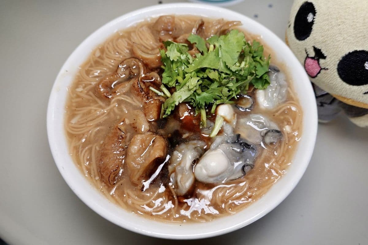 跟老闆混熟才吃得到!隱藏版「痛風麵線」鋪滿海鮮,怒嗑炙燒整隻中卷、鮑魚 跟老闆混熟才吃得到!隱藏版「痛風麵線」鋪滿海鮮,怒嗑炙燒整隻中卷、鮑魚