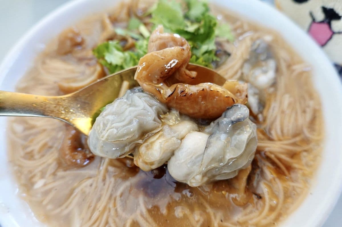 跟老闆混熟才吃得到!隱藏版「痛風麵線」鋪滿海鮮,怒嗑炙燒整隻中卷、鮑魚 跟老闆混熟才吃得到!隱藏版「痛風麵線」鋪滿海鮮,怒嗑炙燒整隻中卷、鮑魚