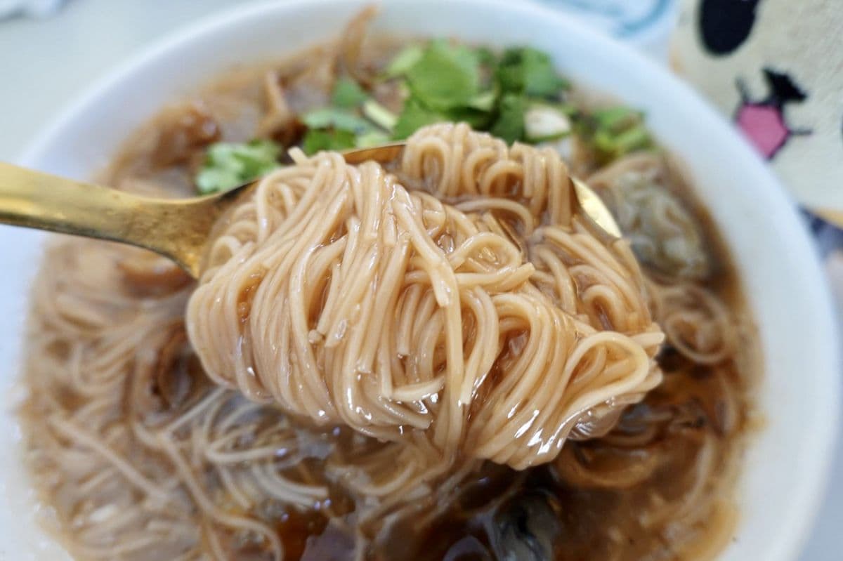 跟老闆混熟才吃得到!隱藏版「痛風麵線」鋪滿海鮮,怒嗑炙燒整隻中卷、鮑魚 跟老闆混熟才吃得到!隱藏版「痛風麵線」鋪滿海鮮,怒嗑炙燒整隻中卷、鮑魚