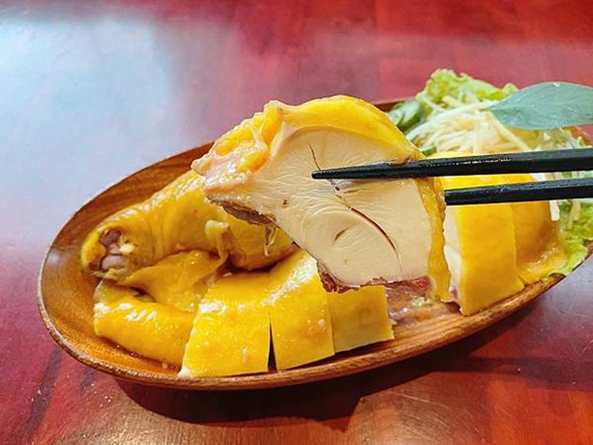 老饕激推銷魂古早味!招牌湯麵熬出雞骨精華,文昌雞搭特調醬料更有層次 老饕激推銷魂古早味!招牌湯麵熬出雞骨精華,文昌雞搭特調醬料更有層次