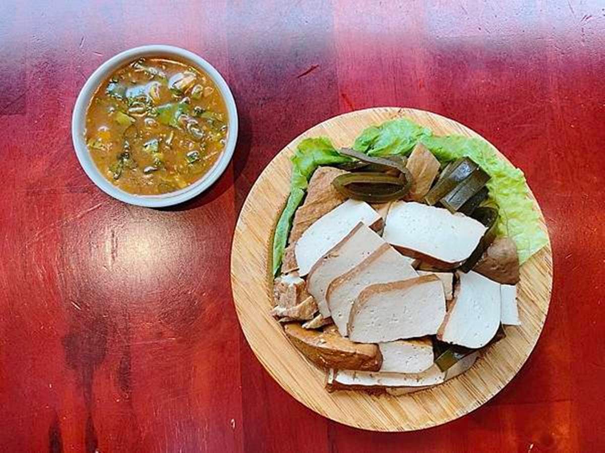 老饕激推銷魂古早味!招牌湯麵熬出雞骨精華,文昌雞搭特調醬料更有層次 老饕激推銷魂古早味!招牌湯麵熬出雞骨精華,文昌雞搭特調醬料更有層次