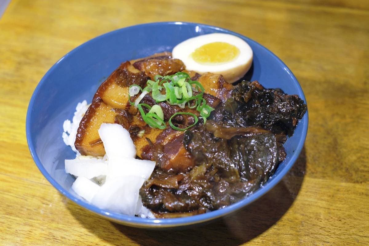 這不是甜點店?台味小吃隱身「鵝黃色貨櫃屋」,鹹甜梅干扣肉+醃蘿蔔超下飯 這不是甜點店?台味小吃隱身「鵝黃色貨櫃屋」,鹹甜梅干扣肉+醃蘿蔔超下飯