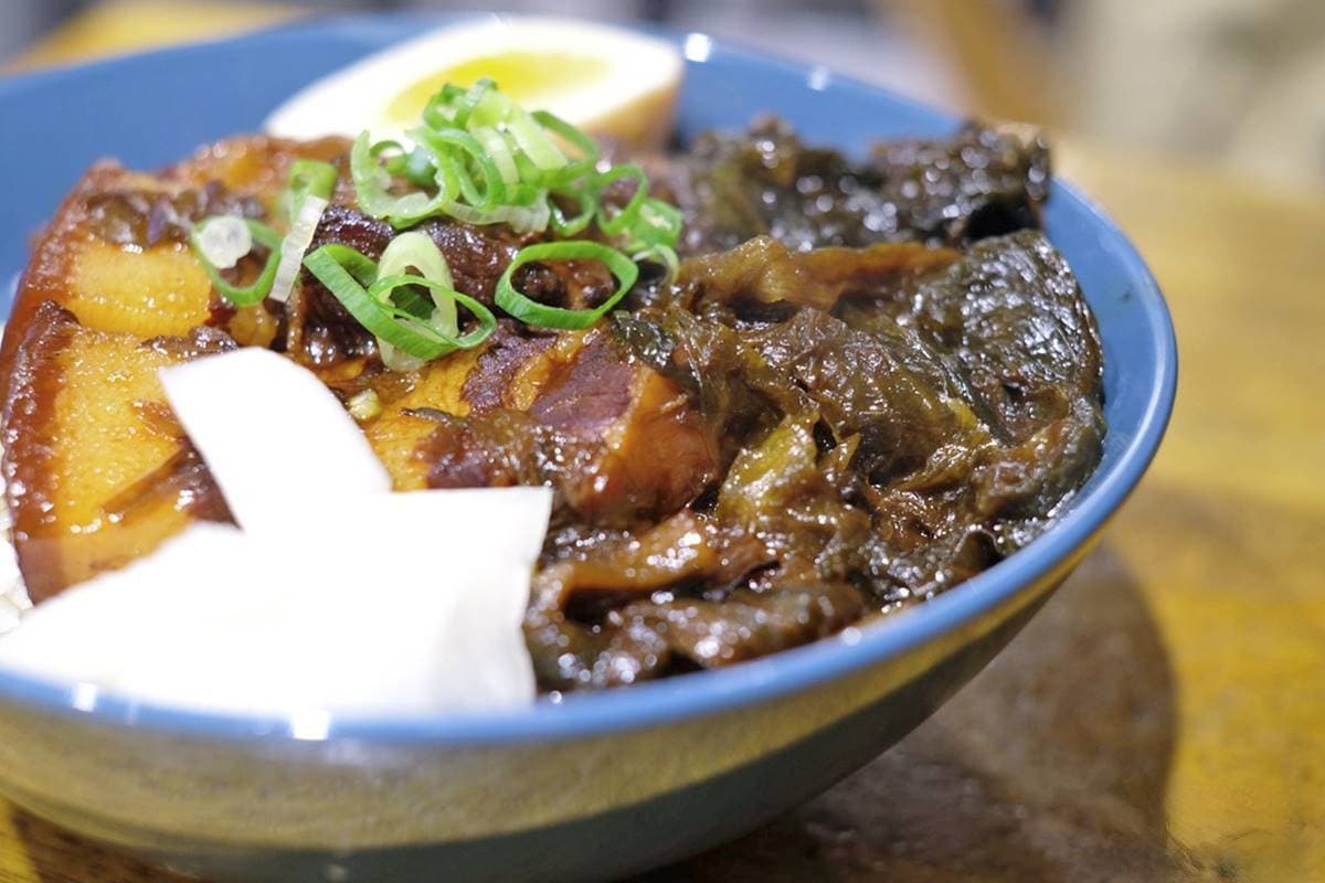這不是甜點店?台味小吃隱身「鵝黃色貨櫃屋」,鹹甜梅干扣肉+醃蘿蔔超下飯 這不是甜點店?台味小吃隱身「鵝黃色貨櫃屋」,鹹甜梅干扣肉+醃蘿蔔超下飯